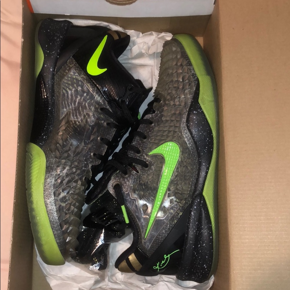 Kobe 8 size 6 Christmas edition